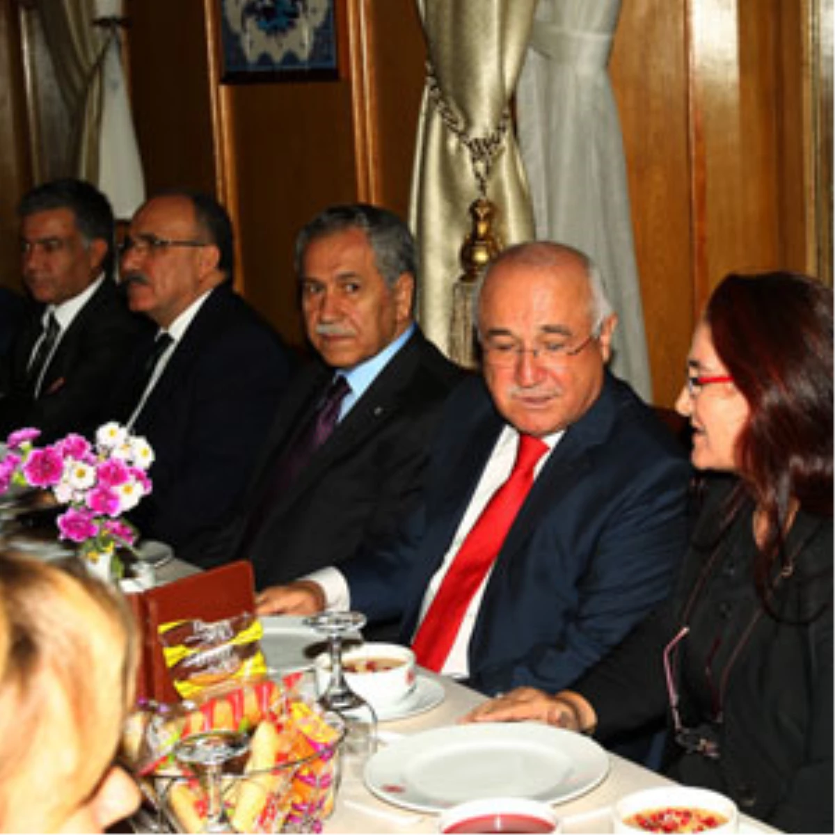 Başbakan Yardımcısı Arınç\'la CHP\'li İnce Aynı Masada Buluştu