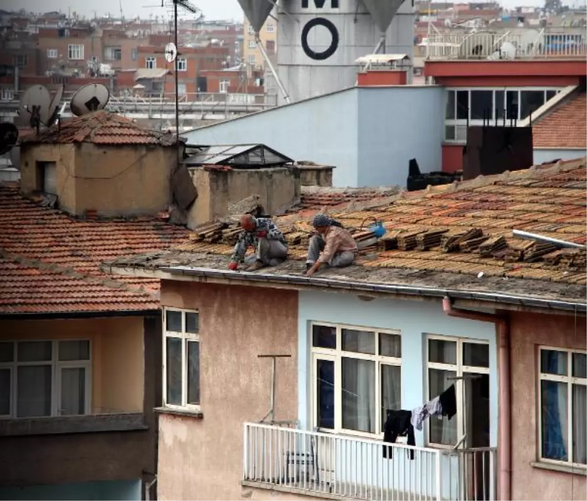 Çatı Onarım İşçilerinin Tehlikeli Mesaisi