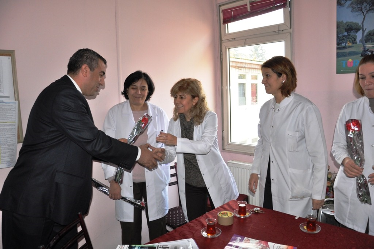 Düzce Gençlik Spor Öğretmenler Gününü Karanfillerle Kutladı