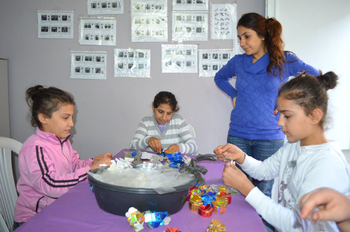 Kına Yaparak Harçlık Kazanıyorlar