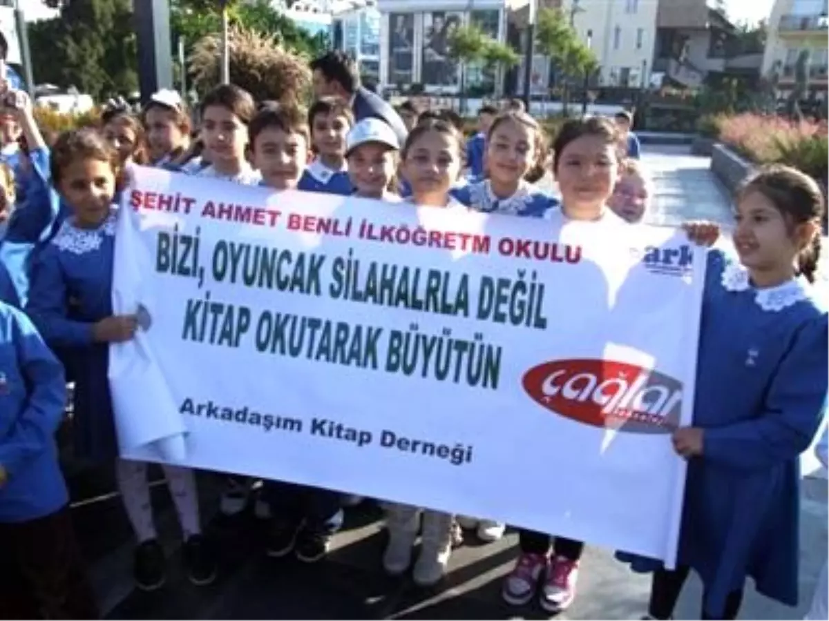 Oyuncak Silahını Getiren Kitabı Kaptı