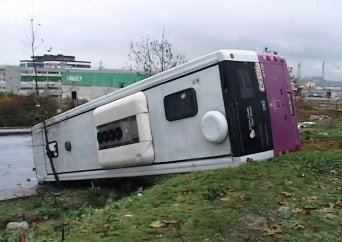 Özel Halk Otobüsü Şarampole Uçtu: 6 Yaralı