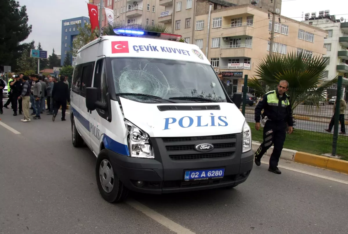 Polis Aracı Yayaya Çarptı