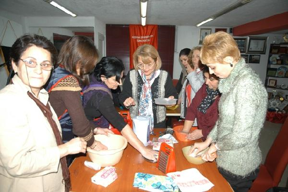 Priştine ve Prizren\'de Kadınlara El Sanatları Dersleri