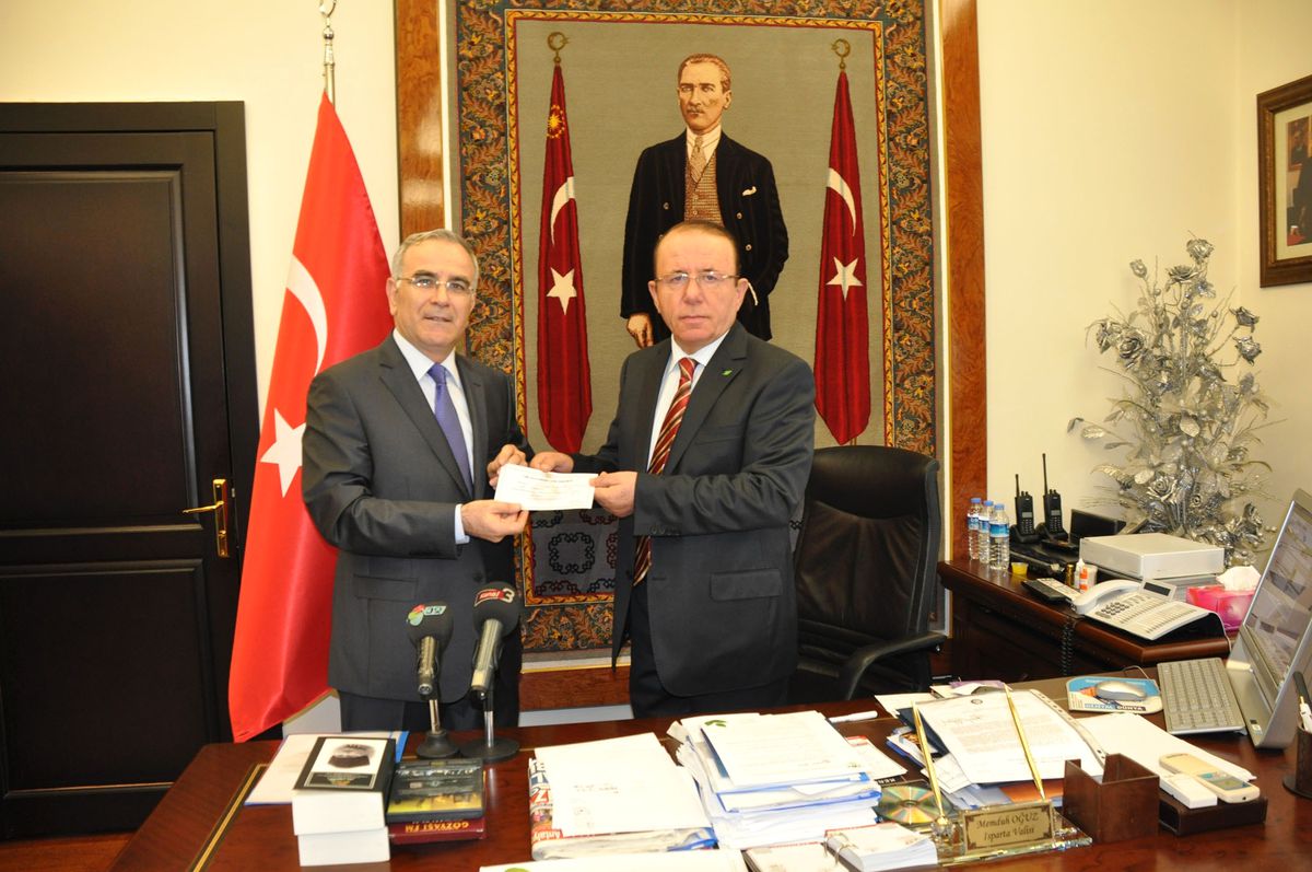 Thk\'nın Yardım Çeki Vali Oğuz\'a Verildi