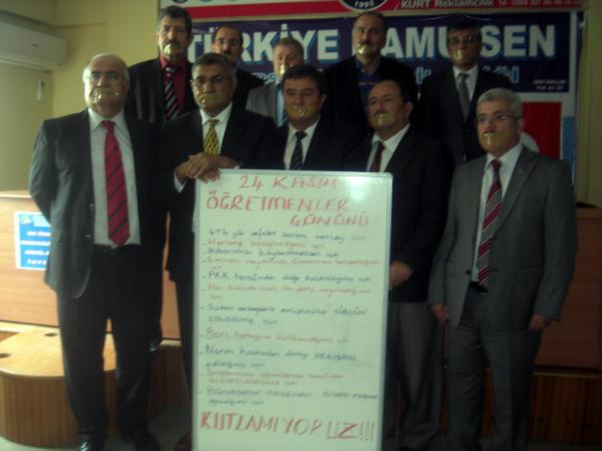 Ağızlarını Bantlayıp, \'Öğretmenler Günü\'nü Kutlamıyoruz\' Mesajı Verdiler