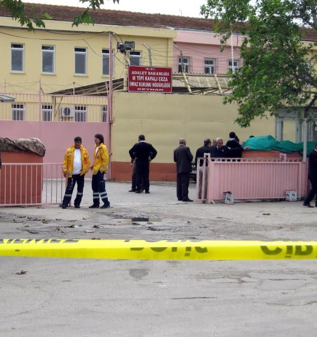 Avukat Cezaevinde Kurşun Yağdırdı