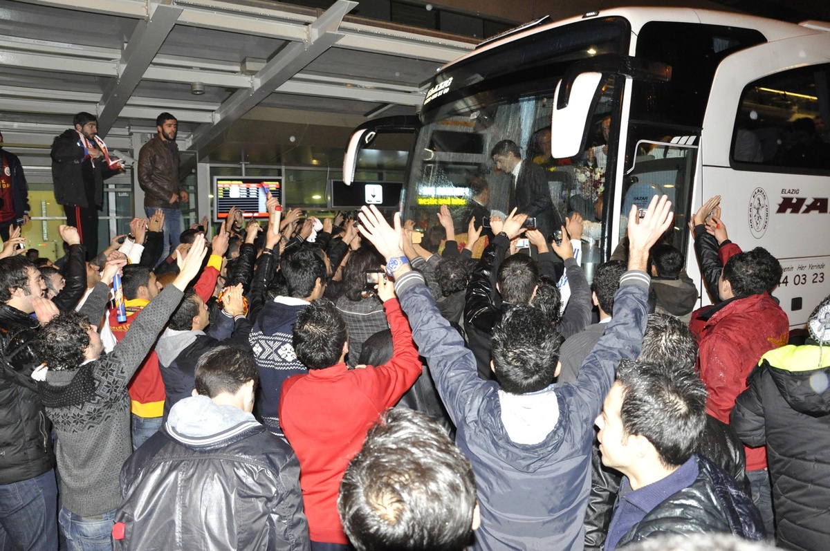 Elazığ\'da Galatasaraya Çoşkulu Karşılama