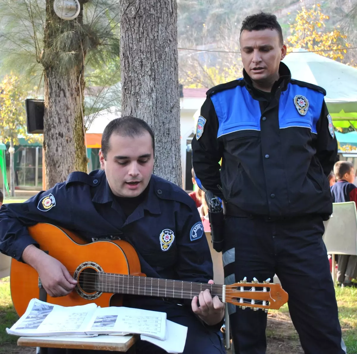 Eline Gitarı Alan Polis Çocukları Eğlendirdi