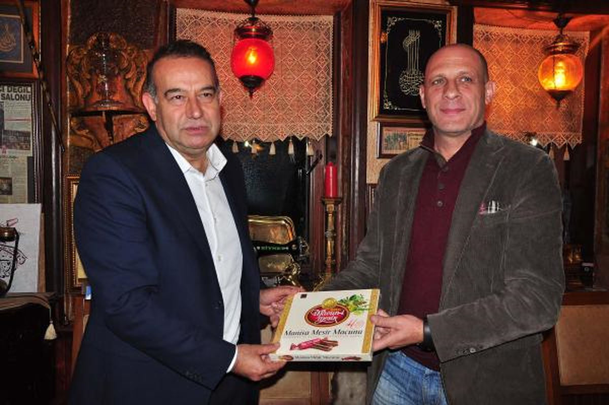 Fenerbahçeli Eski Futbolcu Alex\'e Mesir Macunu Götürdü