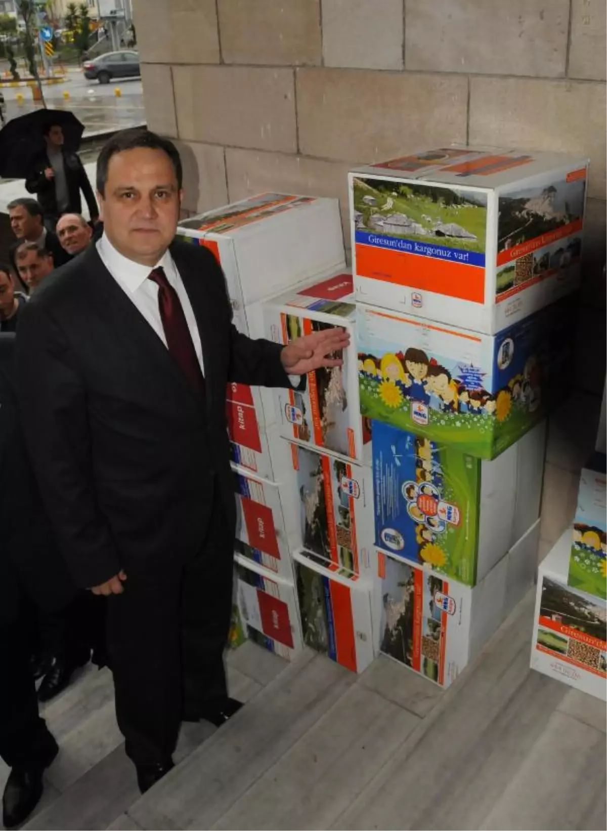 Giresun\'da Belediye\'nin Kumbarasında Biriken Kitap ve Oyuncaklar Gönderildi