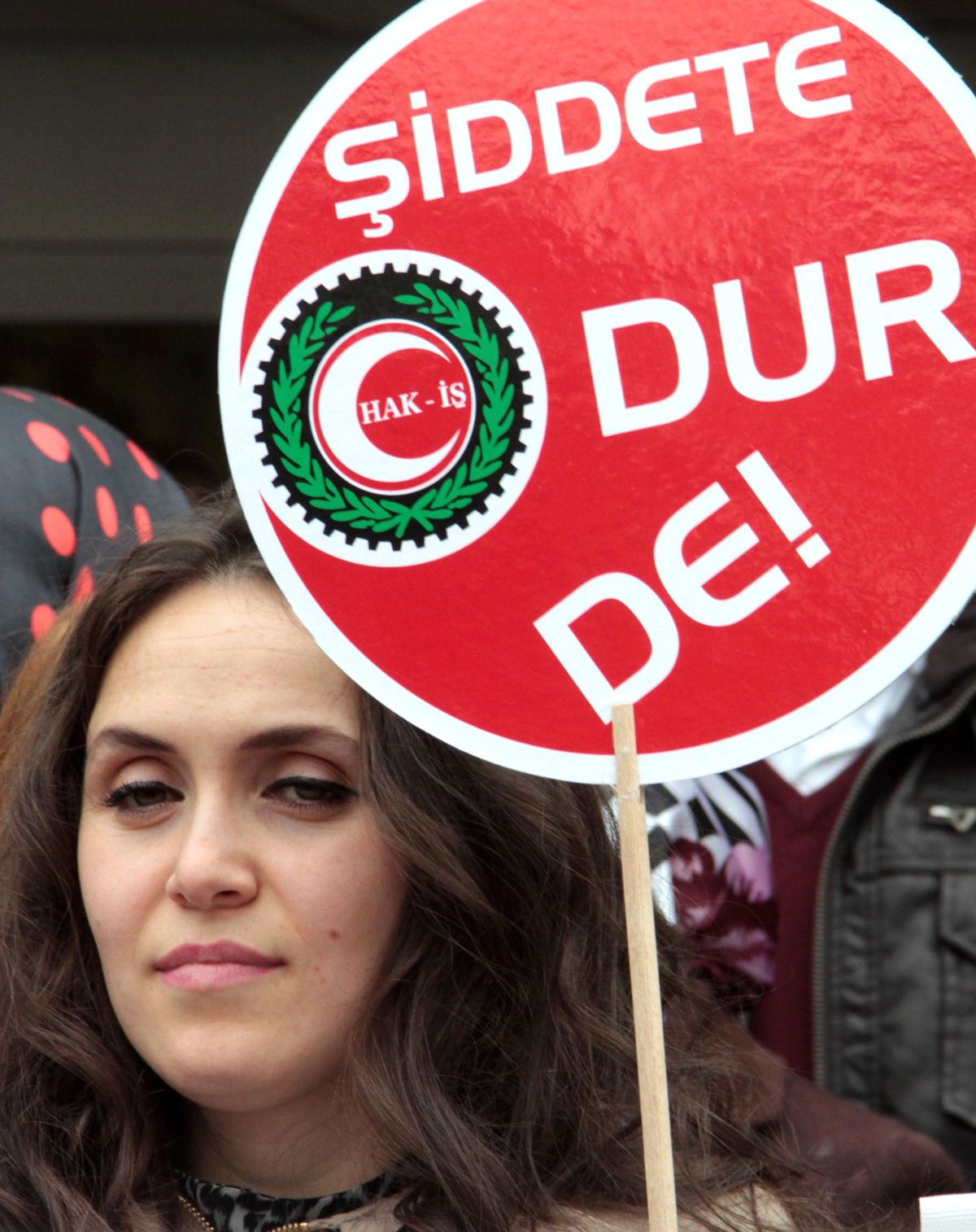 Hak- İş Kadın Komitesinden \'Kadına Şiddete Karşı Beyaz Kurdele\' Kampanyası