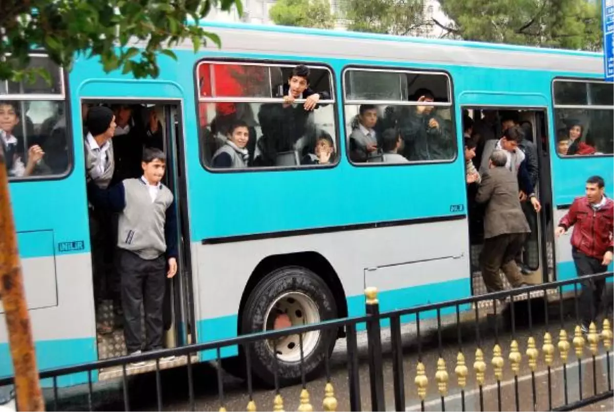 İHL Öğrencilerinden Çamurlu Yol Eylemi