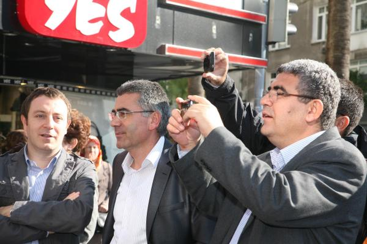 İzmir\'de Kadınlar Şiddete Karşı Yürüdü