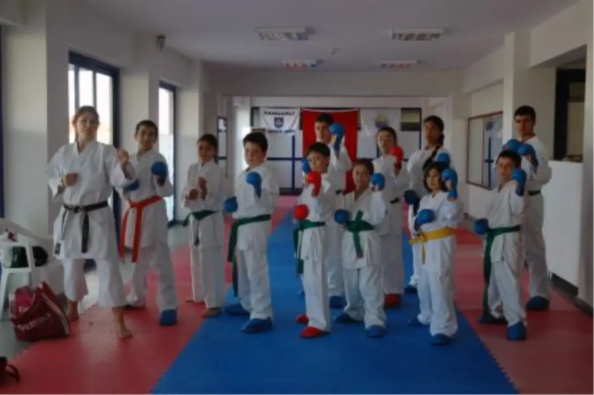 Karate-Do Takımı Çandarlı\'ya Madalyalarla Döndü