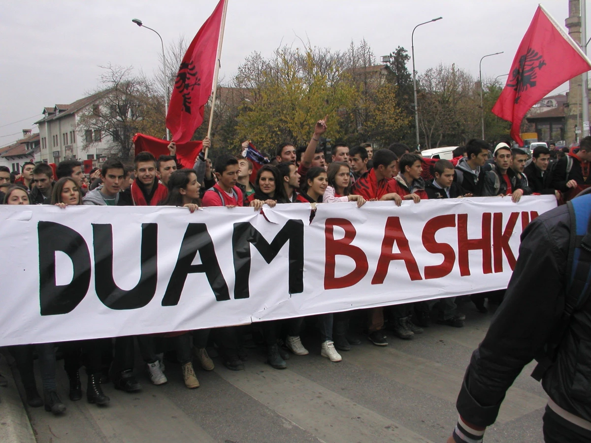 Kosovalı Öğrenciler Kosova ile Arnavutluk\'un Birleşmesi İçin Yürüdü