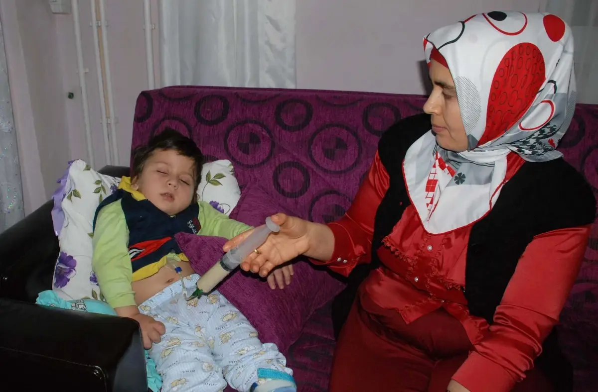 Minik Kalbi Duran Enes, Tedavi Yardımı Bekliyor