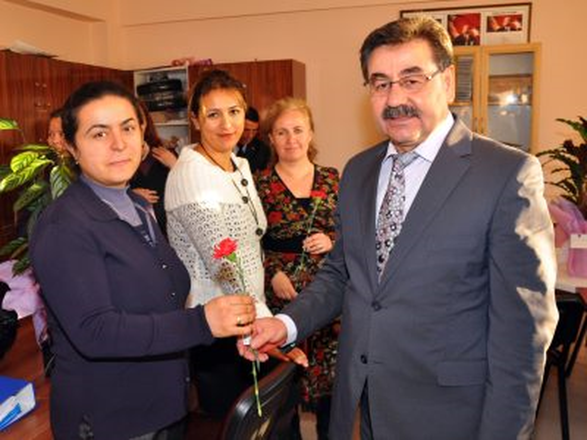 "Öğretmenler Aydınlık Geleceğimizin Meşalesidir"