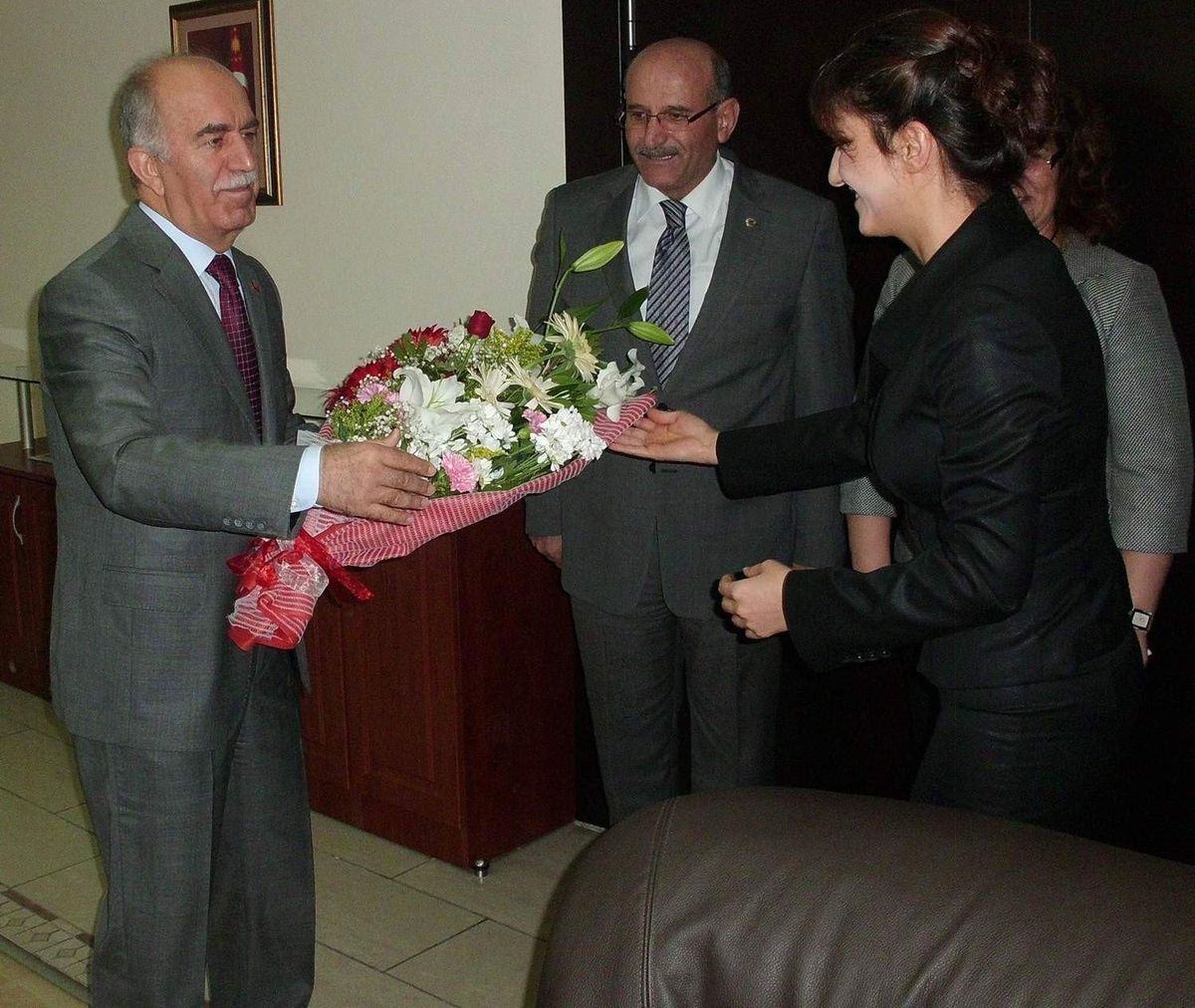 Öğretmenlerden Vali Harput\'a Çiçek