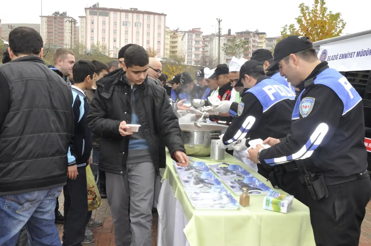 Polis Aşure Dağıttı