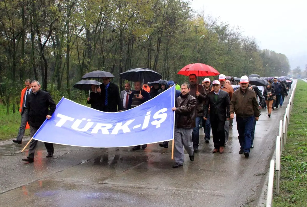 Sendika Üyelerinden Fabrika Önünde Eylem