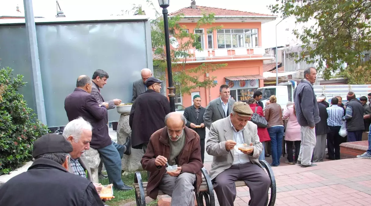 Simav\'da Belediye 2 Bin Kişiye Aşure Dağıttı