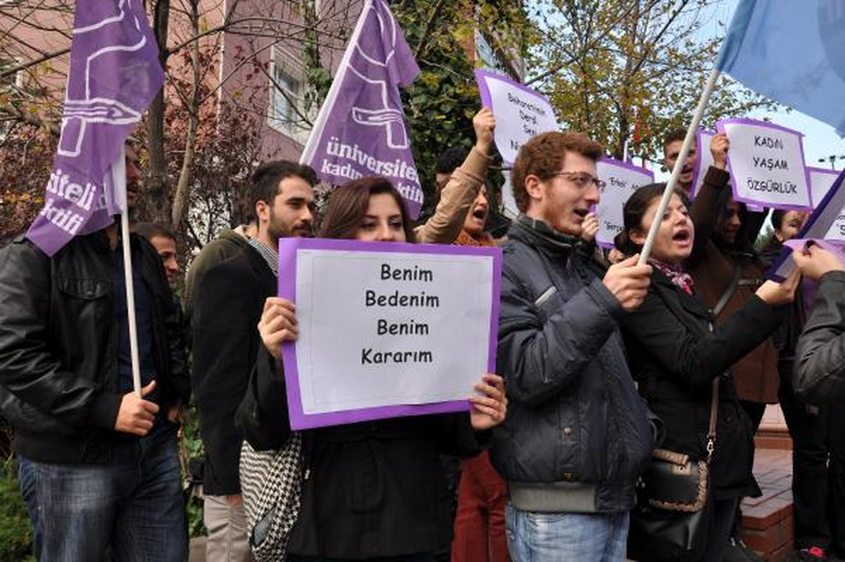 Üniversite Öğrencileri, Kadına Şiddeti Protesto Etti