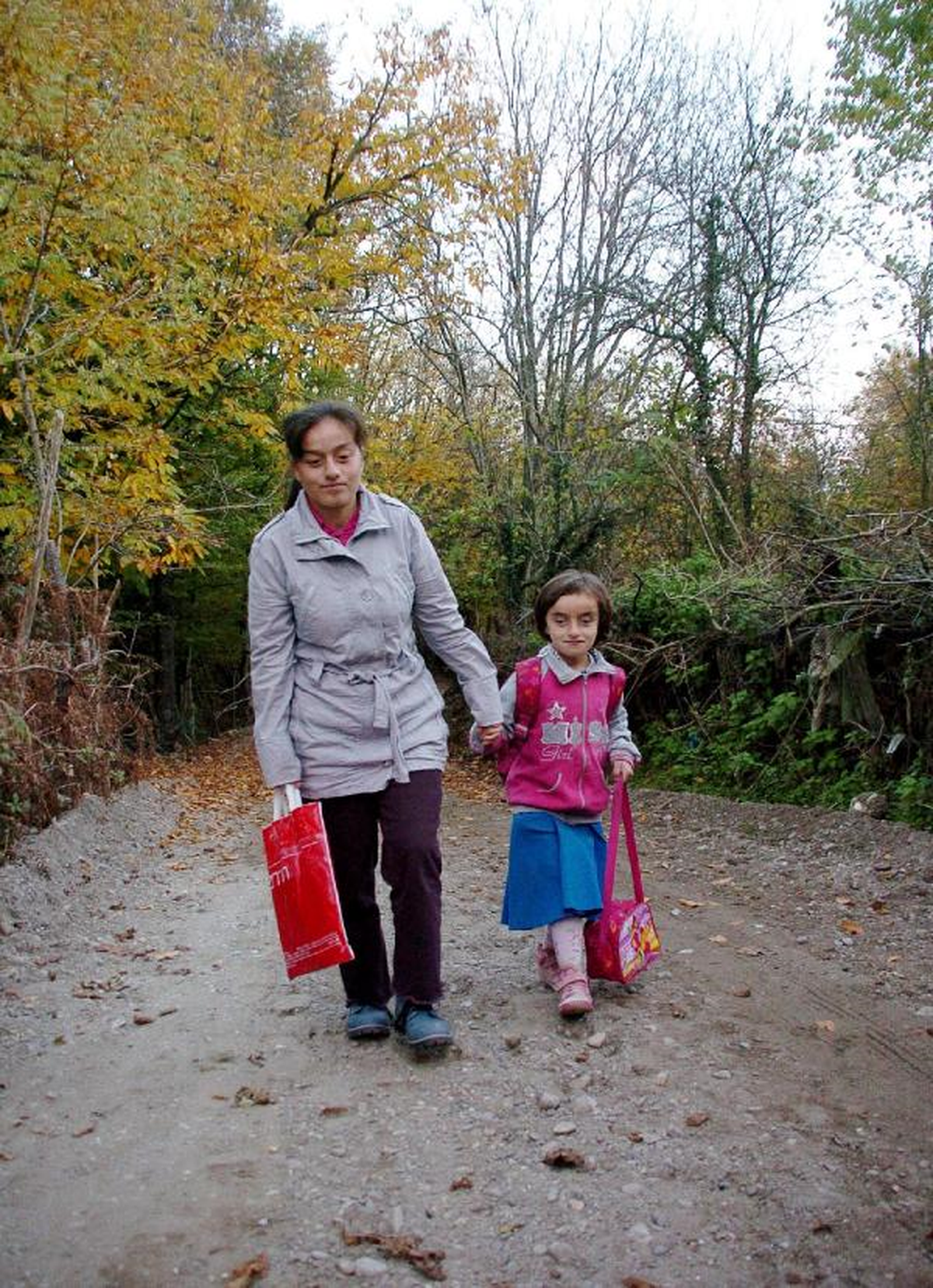 Zihinsel Engelli İki Kardeşin Okula Rahat Gidebilmesi İçin Yol Yapıldı