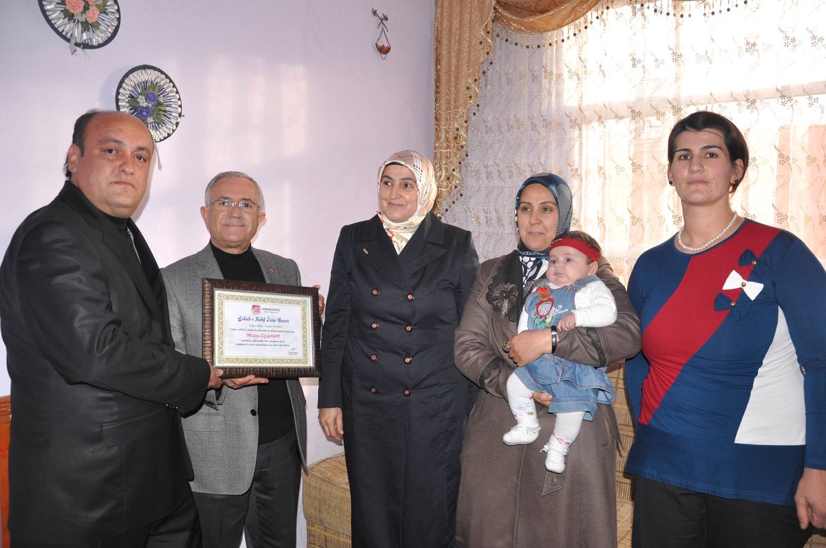 Afşin\'de Bebeğine Mislina İsmini Veren Aileye Altın Hediye Edildi