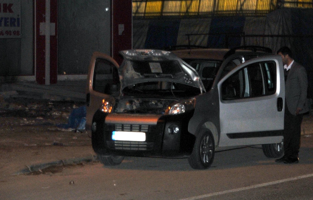 Aracın Sileceğindeki El Bombası Paniğe Neden Oldu