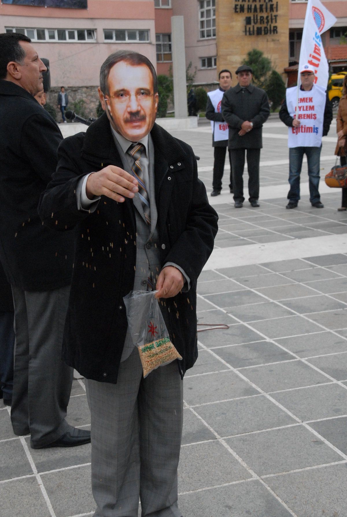 Atanamayan Öğretmenlerden Maskeli Eylem