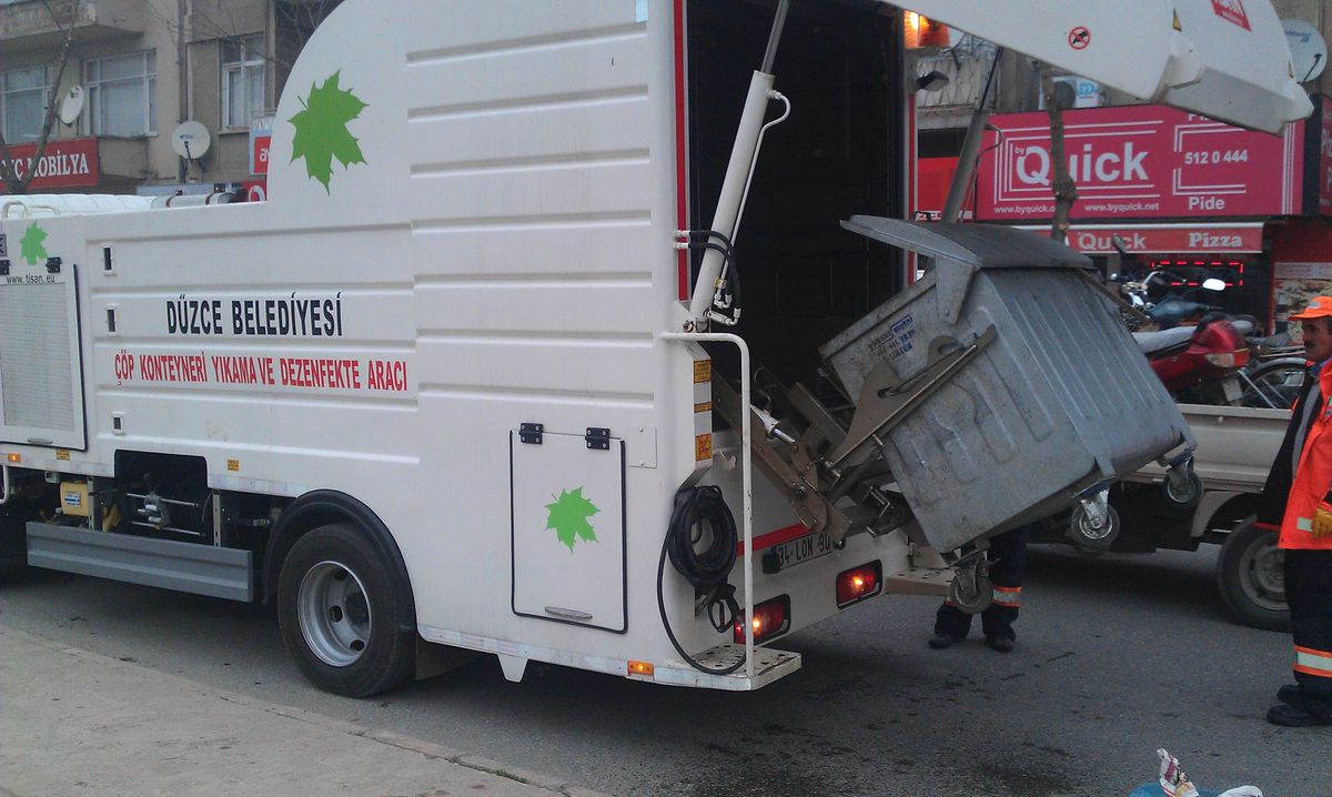 Çöp Konteynırları Olduğu Yerde Yıkanıyor