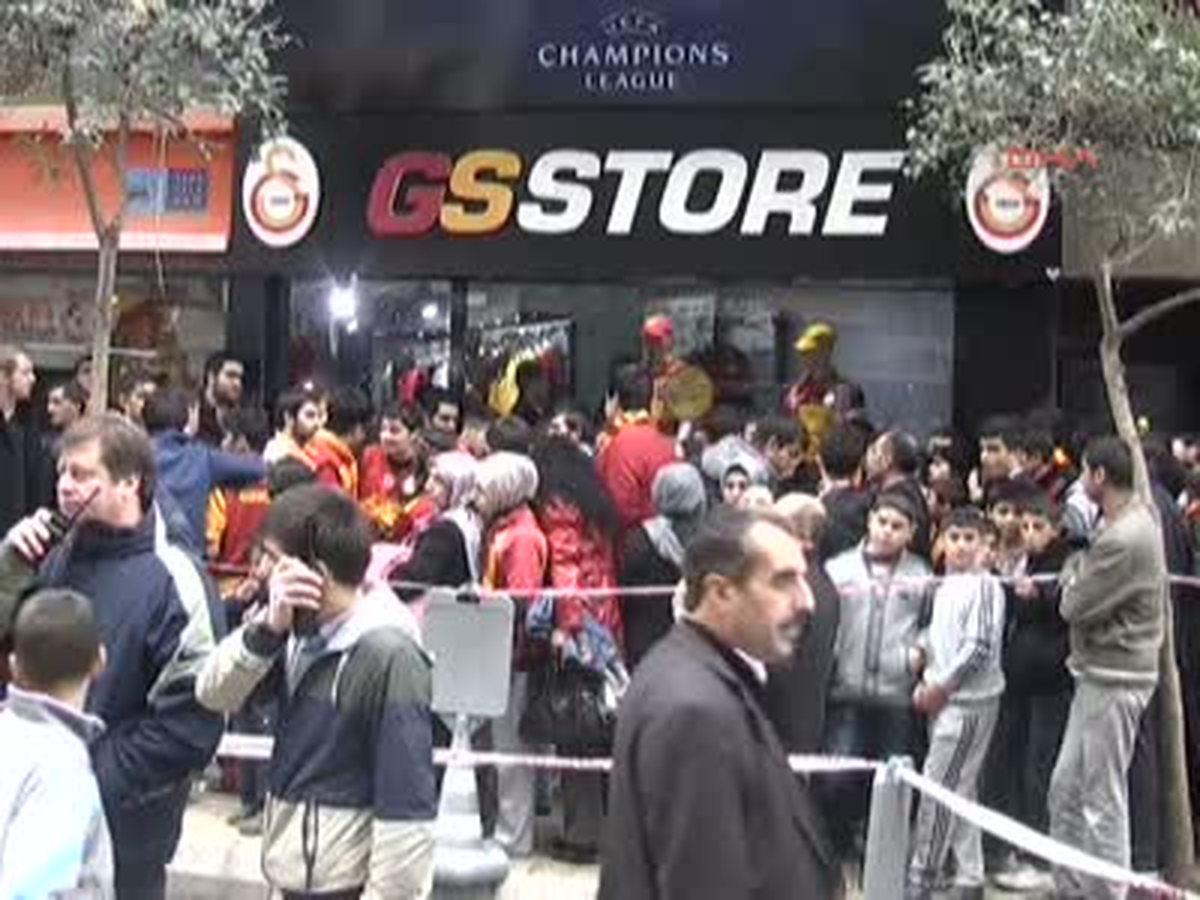 Elazığ\'daki Galatasaray Mağazasının Açılışında İzdiham