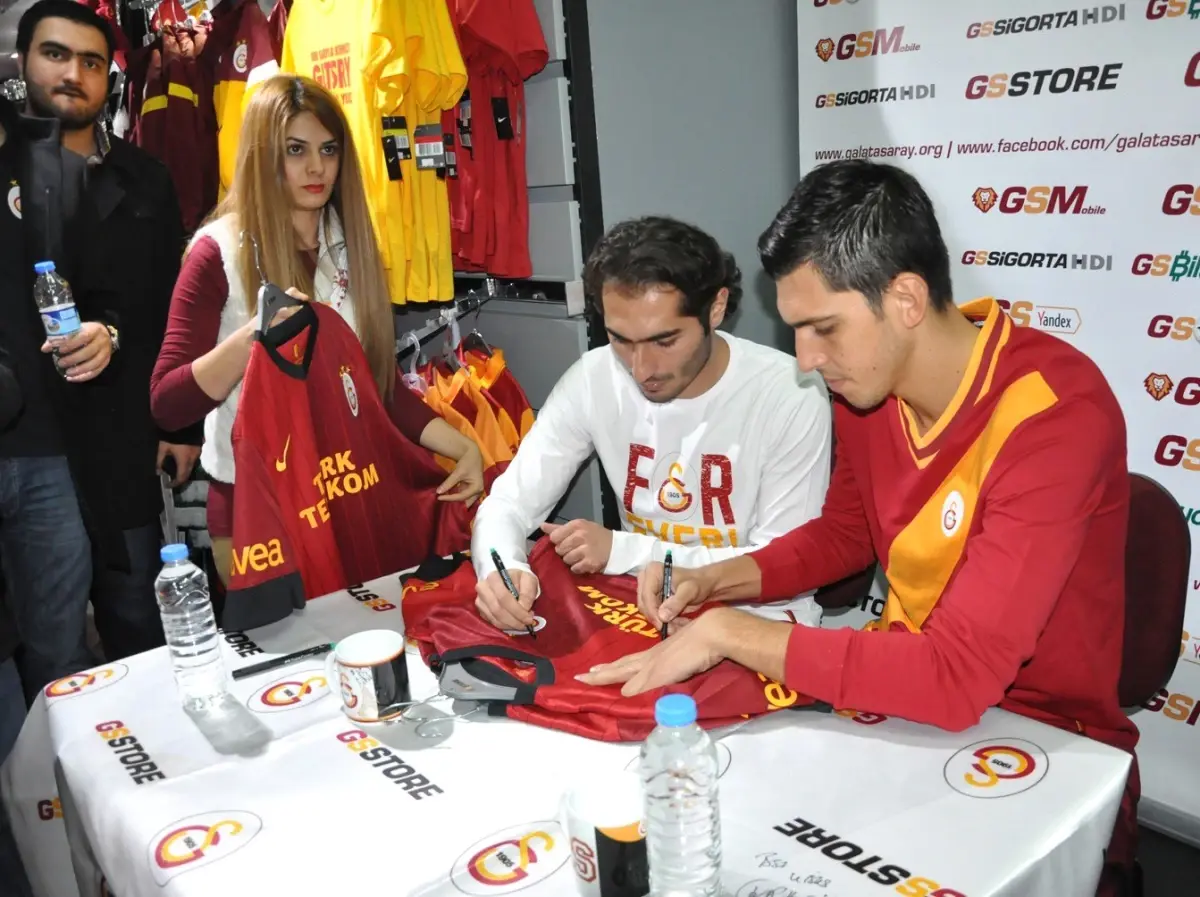 Galatasaray\'lı Futbolcular Elazığ\'da Taraftarlarına İmza Dağıttı