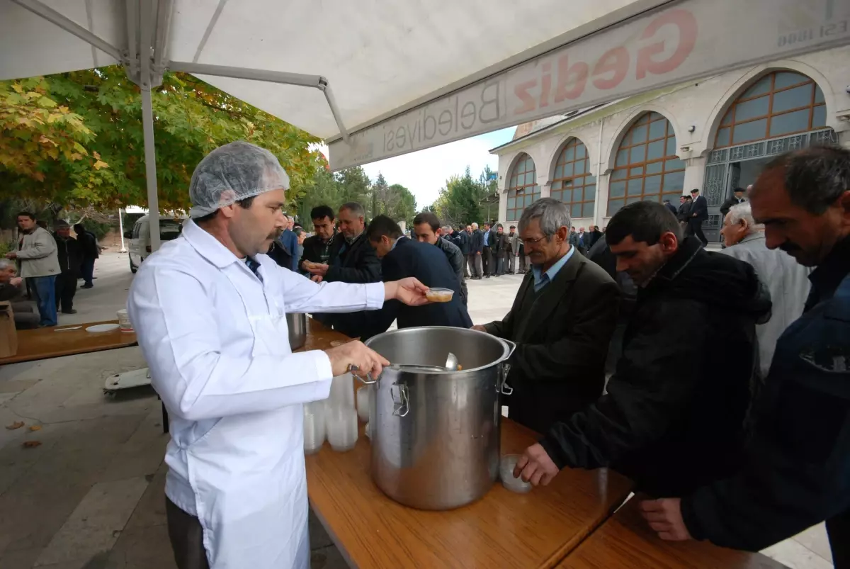 Gediz Belediyesi Aşure Dağıttı