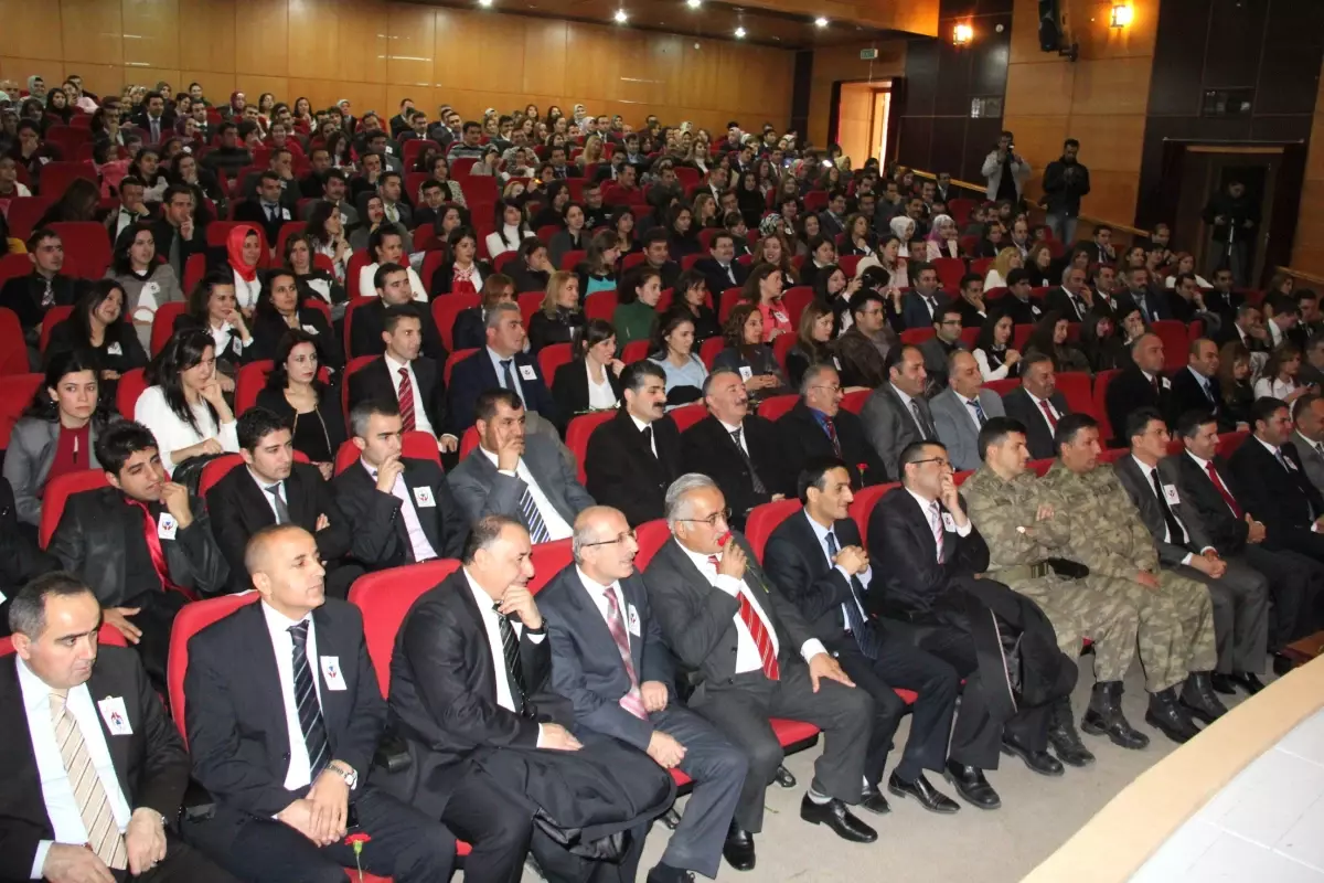 Hakkari\'de 24 Kasım Öğretmenler Günü Törenlerle Kutlandı