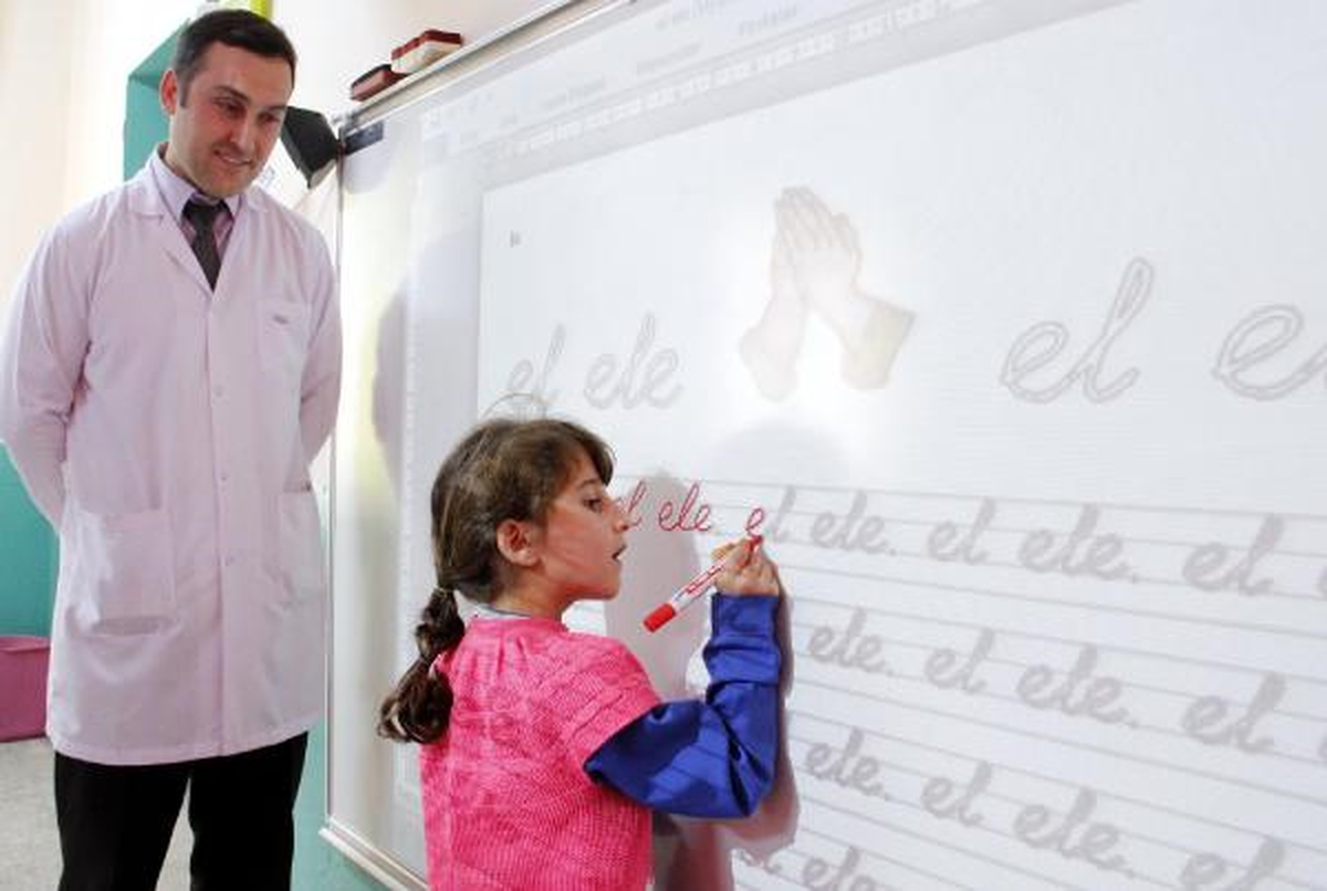Maaşıyla Aldığı Projeksiyon Cihazıyla Ders Anlatıyor
