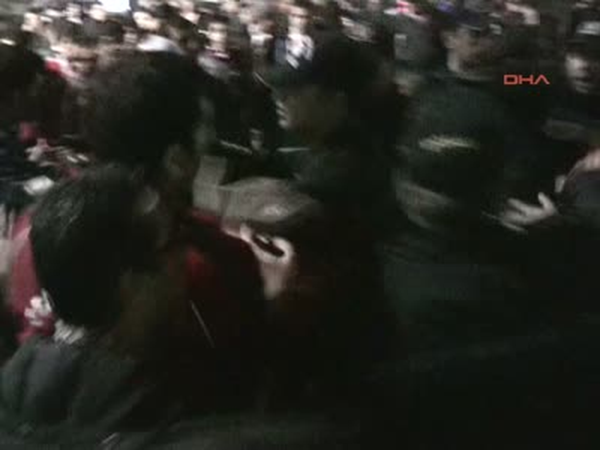 Maç Öncesi Taraftarlar ile Polis Arasında Gerginlik Yaşandı Maç Öncesi Taraftarlar ile Polis...