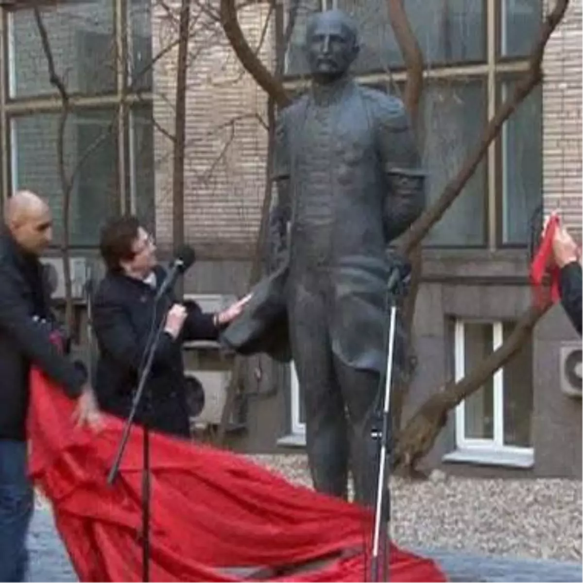 Moskova\'da Ahundov\'un Heykeli Açıldı