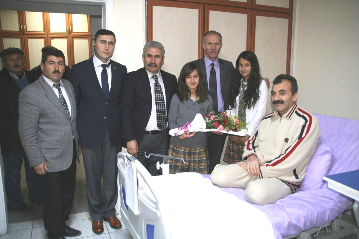 Öğrenciler Hastanede Yatan Öğretmenlerini Unutmadı