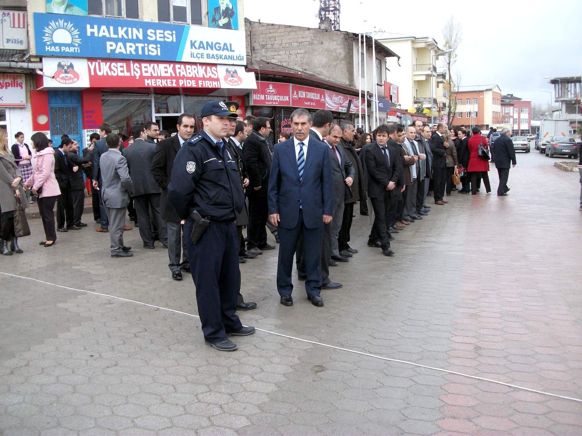 Öğretmenler Günü\'nde Baş Örtüsü Krizi