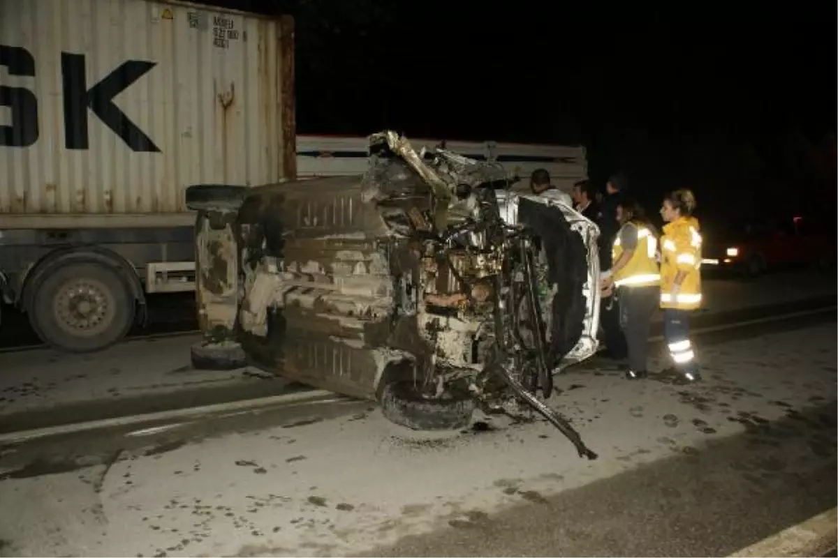 Otomobilin Çarptığı At Parçalandı, 2 Kişi Ağır Yaralandı