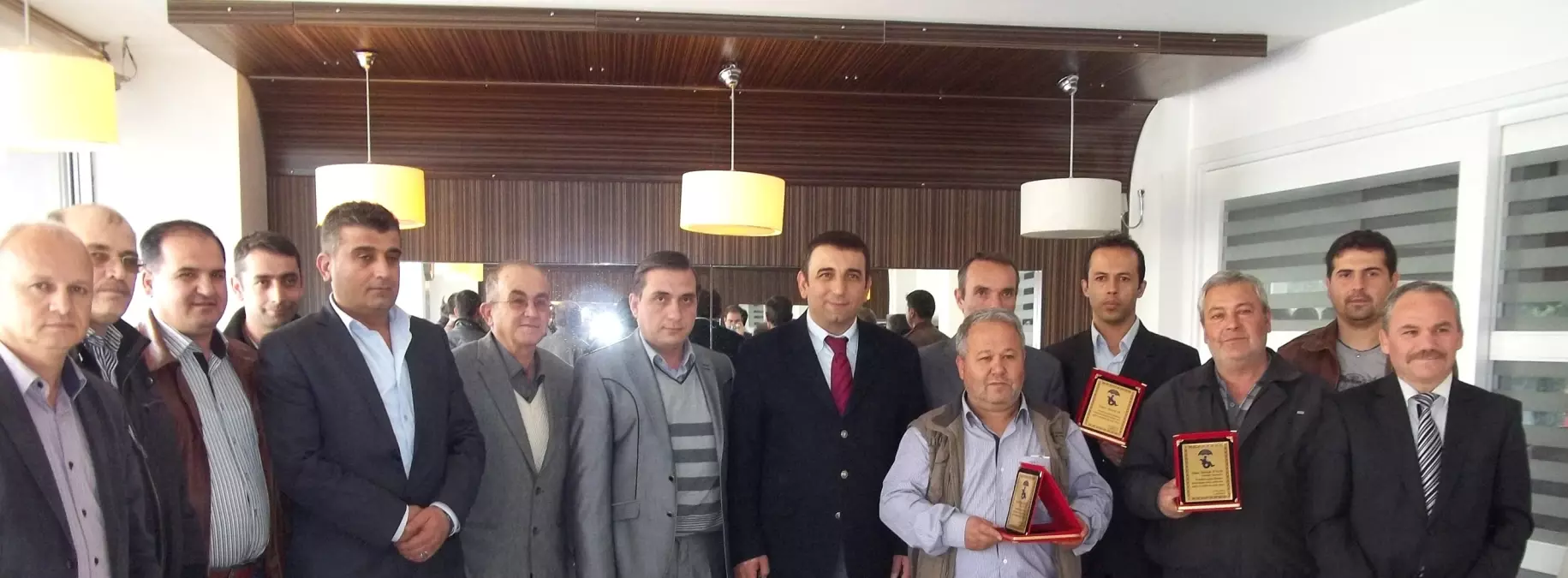 Özürlüler Derneği\'nden Gazetecilere Plaket