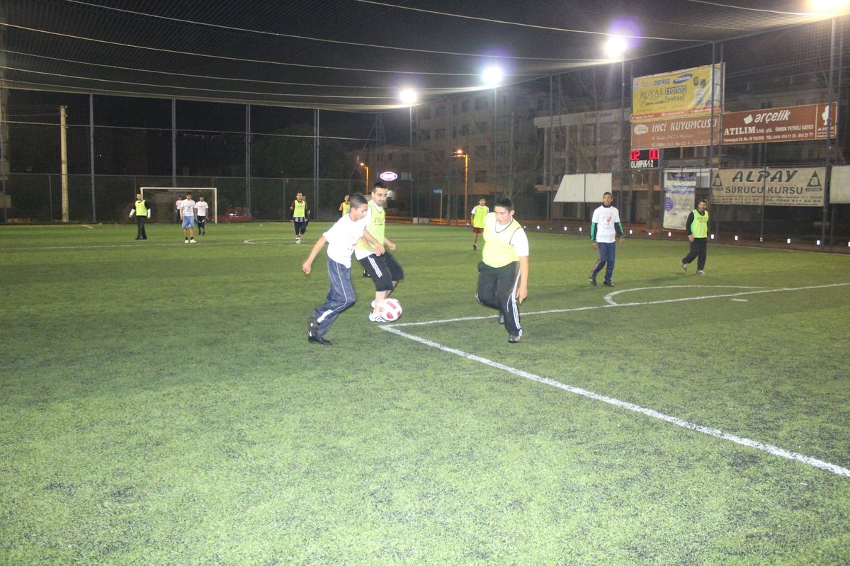 Roman Çocuklarını ve Akademisyenleri Futbol Bir Araya Getirdi