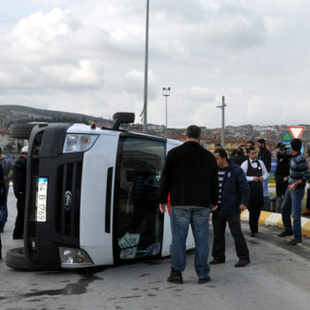 Sakarya\'da Trafik Kazası: 14 Yaralı