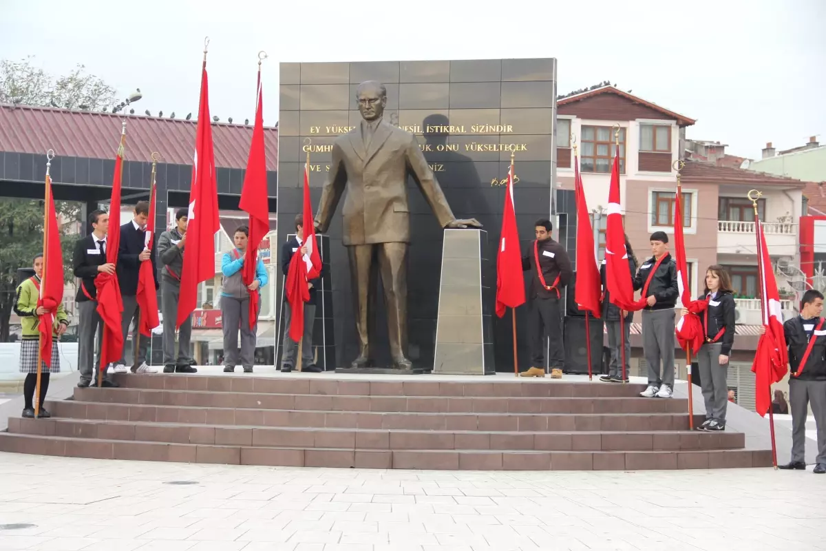 Şehit Öğretmenler Bayraklarla Anıldı