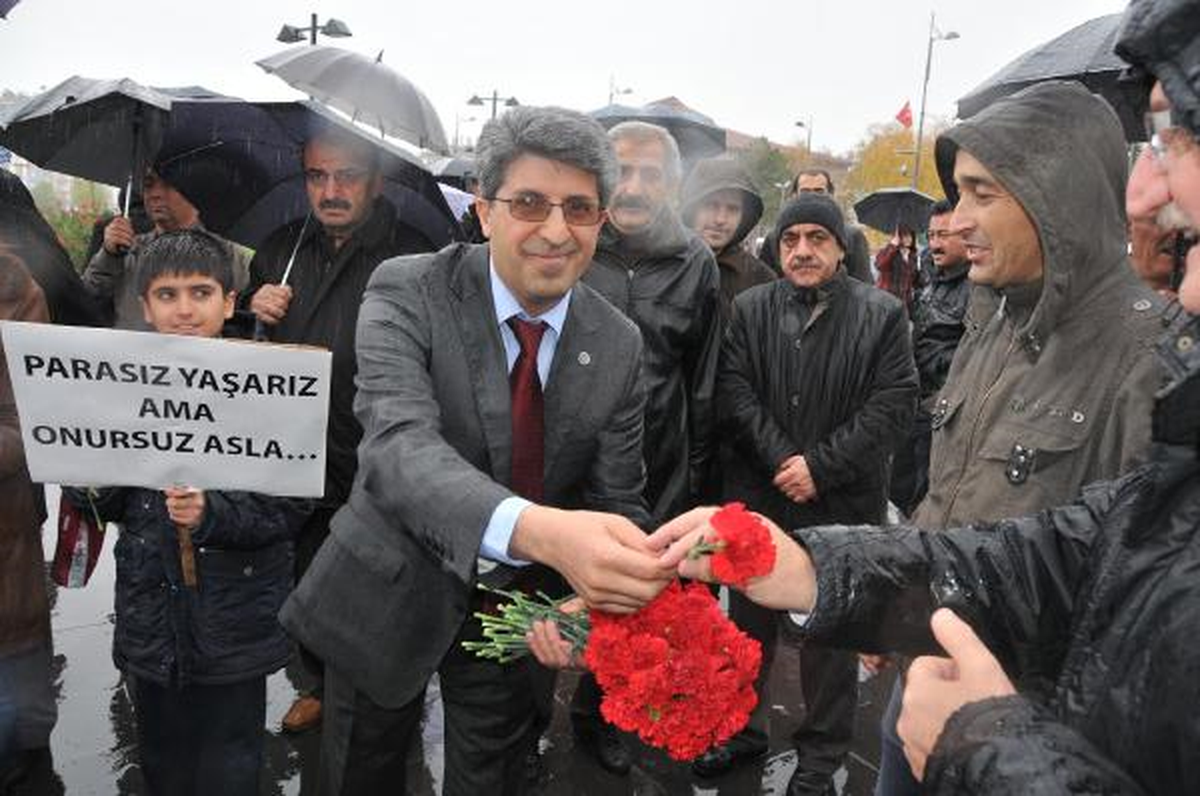 Sivas\'ta Türk Eğitim- Sen Üyelerinden Yağmur Altında Basın Açıklaması