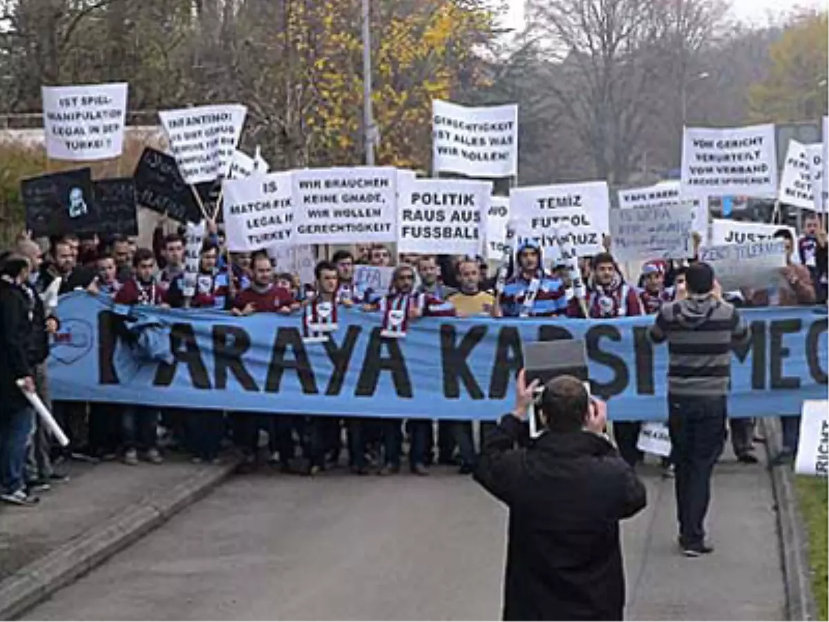 Trabzonspor Taraftarları UEFA\'yı Nyon\'da Protesto Etti (Yeniden)