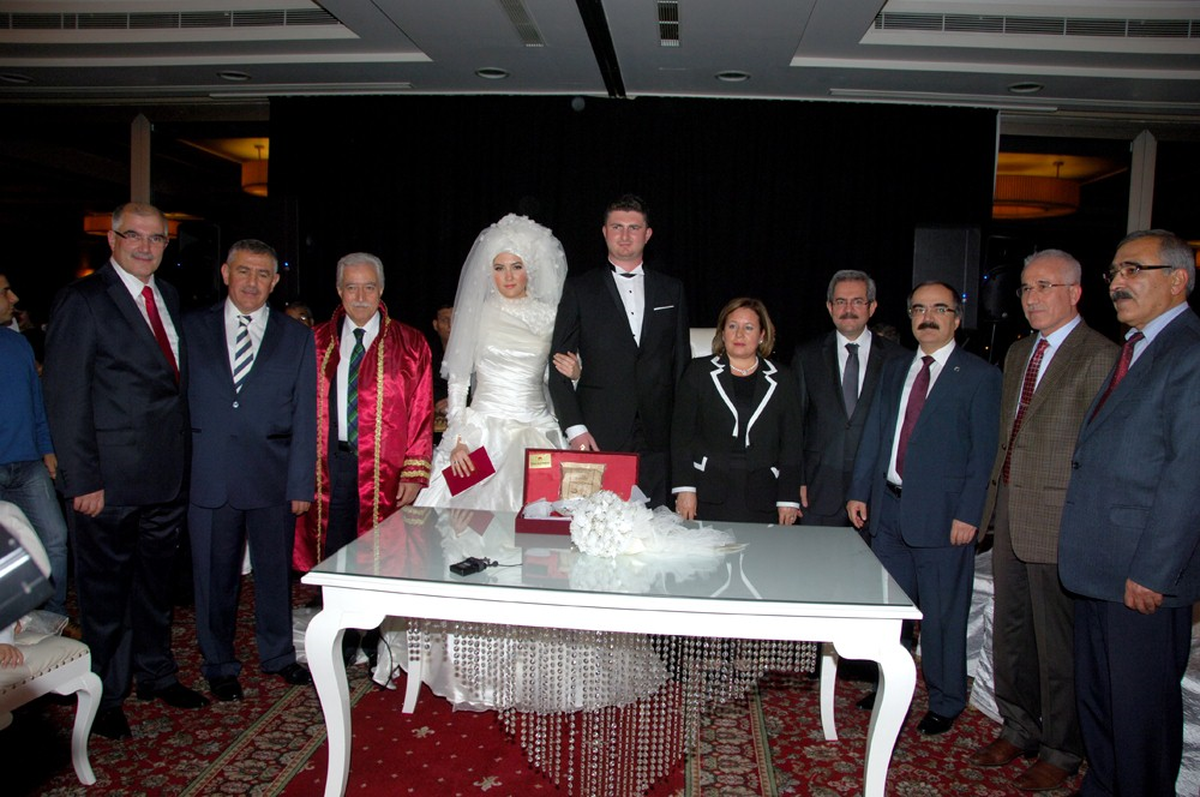 Vali Coş Şahitlik Yaptı Aldırmaz Nikah Kıydı