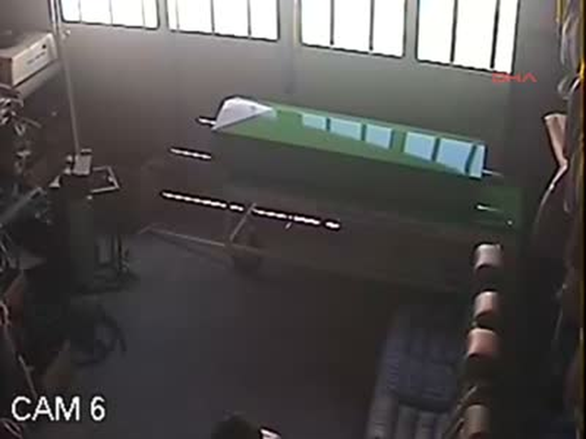 Yeni Elemana \'Tabut Şakası\'